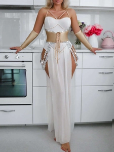 Détail de la robe blanche fendue avec corset doré et manches à sequins ensemble