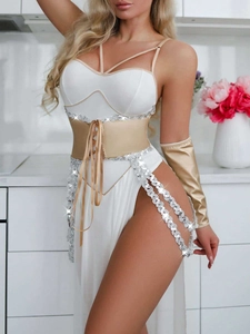 Détails d'un ensemble de lingerie cosplay blanc et doré avec sequins et lacets