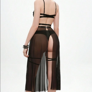Ensemble lingerie sexy à lanières noires avec jupe longue en mesh fendu transparent