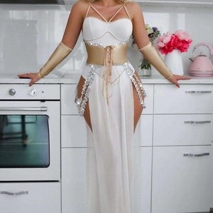 Ensemble de costume de fête blanc et doré avec corset à paillettes et jupe fendue