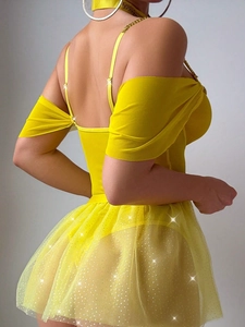 Détail d'un ensemble de lingerie jaune avec bretelles chaîne et jupe en tulle