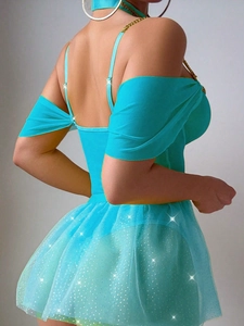 Détail de la robe tutu turquoise à épaules dénudées avec sequins et effet étoilé brillant