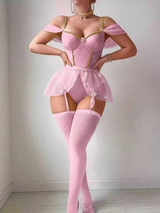 Détail d'un body en satin rose avec dentelle, jupe en tulle pailleté et bas assortis