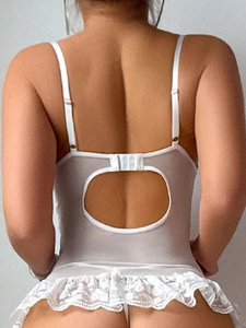 Détail du dos d'un body en dentelle blanche avec découpe circulaire et maille transparente