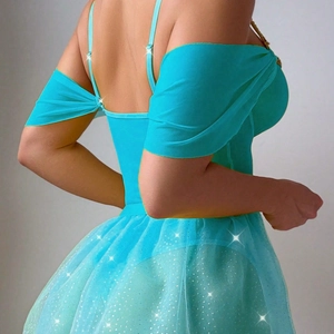 Body bleu lac sexy avec jupe tutu et bas résille, ensemble lingerie de vue latérale