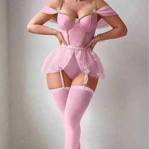 Ensemble lingerie body rose brillant avec jupon en tulle et bas résille