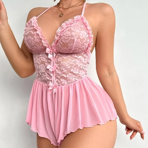 Body rose sexy en dentelle avec décolleté en V profond, résille et nœuds en satin