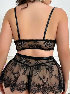 Vue arrière détaillée de l'ensemble de lingerie en dentelle noire aux motifs floraux