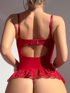 Vue détaillée du dos d'une lingerie en dentelle rouge avec satin et bretelles