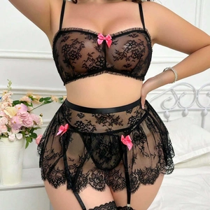 Ensemble lingerie en dentelle rose avec bas et nœuds dans une chambre lumineuse