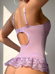 Détail du dos d'un body en dentelle lavande avec découpe en forme de cœur et mesh transparent