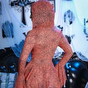 Robe à capuche orange sexy d'Halloween avec imprimé toile d'araignée et manches évasées
