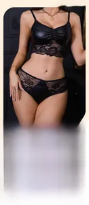 Detailansicht aus schwarzem PU-Leder und Spitze an diesem zweiteiligen Dessous-Set