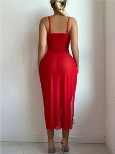 Vista posteriore di un abito sottoveste midi rosso in rete velata aderente
