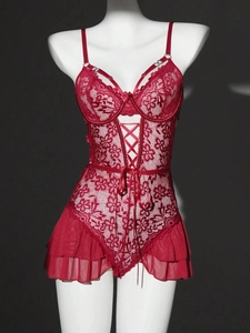 Détail de lingerie sexy en dentelle rouge avec sangles croisées et jupe en tulle fin