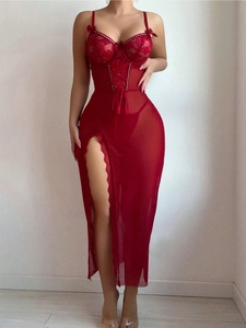 Dettaglio della lingerie in pizzo rosso con cuciture in mesh e spalline incrociate sul petto