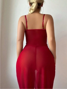 Vista dettagliata posteriore di un body in pizzo rosso scuro trasparente con spalline