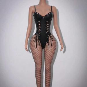 Body sexy en similicuir noir avec laçage réglable et bas résille à larges mailles