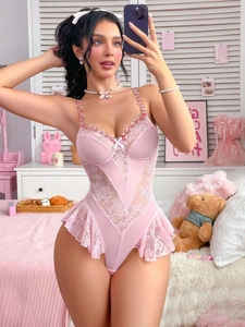 Détail du body en dentelle rose avec accents floraux et maille douce à volants