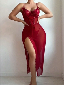 Dettaglio di lingerie in pizzo rosso con nastri incrociati e tessuto a rete trasparente