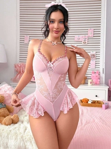 Détails d'un body en dentelle rose avec broderie florale et petit nœud délicat