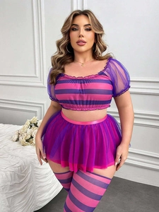 Détails de tenue de servante grande taille avec haut rayé et jupe en tulle avec bas assortis