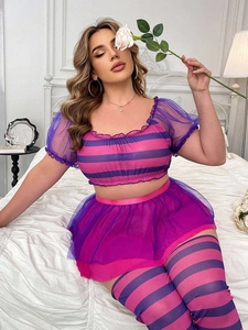 Détail d'uniforme de servante rayé grande taille avec jupe en tulle et bas assortis