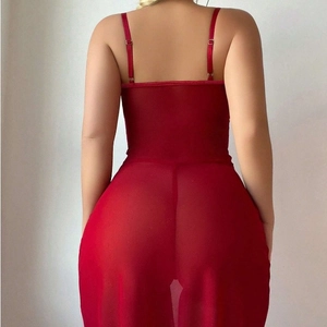 Camicia da notte rossa in rete trasparente con spalline sottili e schiena scoperta