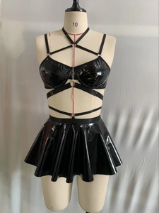 Detail van zwarte kunstlederen lingerieset met metalen kettingen en ringgespen