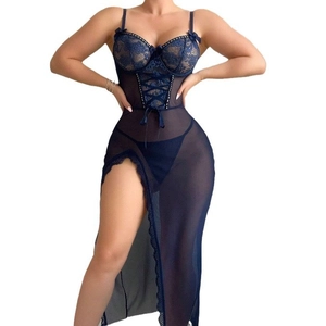 Set lingerie in pizzo blu scuro con gonna in rete e spacco alto su sfondo bianco neutro