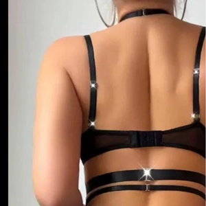 Sexy zwarte strappy bh met meerdere bandjes en zilveren metalen ringen op de rug