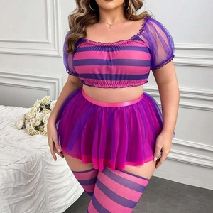 Tenue de servante grande taille avec haut rayé rose et violet et jupe en maille violette