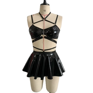 Sexy zwart imitatieleer setje met metalen kettingen en een glanzende plisséminderrok