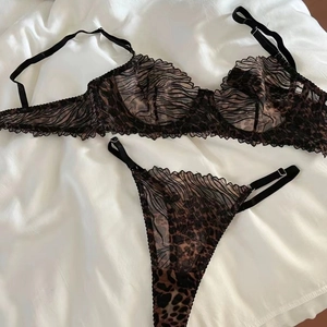 Détail de l'ensemble lingerie en dentelle léopard avec broderie et bretelles réglables