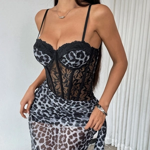 Détail d'un body à imprimé léopard avec dentelle noire et fines bretelles réglables