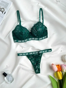 Détail à plat d'un ensemble de lingerie en dentelle vert émeraude avec bande Love or Lust