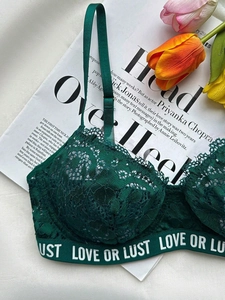Vue détaillée d'un soutien-gorge en dentelle vert foncé avec bande LOVE OR LUST élastique