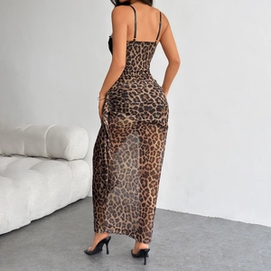 Détail d'une robe longue léopard ajustée avec tissu en maille transparente dos nu