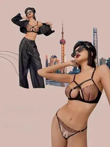 Vue détaillée d'un ensemble lingerie en dentelle noire avec bretelles croisées et tulle