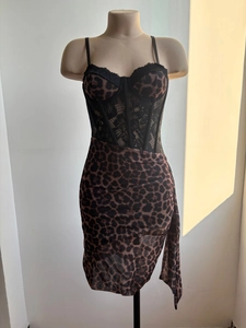 Détail du mesh léopard et du corsage en dentelle noire sur une robe moulante ajustée
