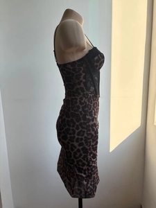 Détail d'une robe léopard avec de la dentelle noire délicate et de fines bretelles