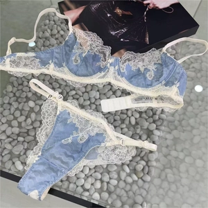 Détail d'un ensemble lingerie en dentelle bleu clair avec étiquette 90% polyester