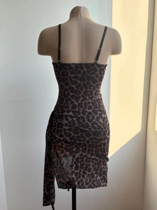 Détails des bretelles réglables et robe bodycon léopard avec coutures latérales froncées