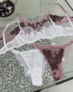 Détail d'un ensemble de lingerie en dentelle brodée avec des motifs floraux élégants