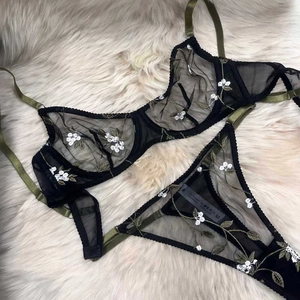 Ensemble lingerie en tulle noir transparent avec broderies marguerites blanches