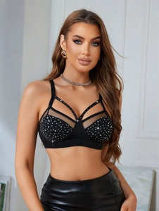 Détail d'un soutien-gorge en résille noire avec strass brillants et fines bretelles