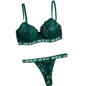 Ensemble lingerie sexy en dentelle vert foncé avec bande Love or Lust et soutien-gorge