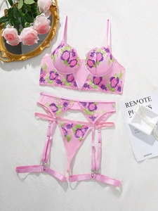 Ensemble de lingerie en dentelle rose avec broderies florales violettes et porte-jarretelles