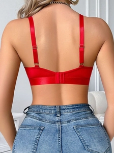 Détail du dos d'un soutien-gorge en satin rouge avec bretelles réglables et agrafes