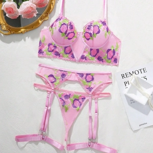 Ensemble lingerie 3 pièces en tulle rose avec broderie de roses et dentelle florale